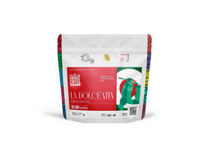 Confezione da 250 g della miscela specialty La Dolce Vita di Garage Coffee Bros, etichetta rossa con Vespa verde
