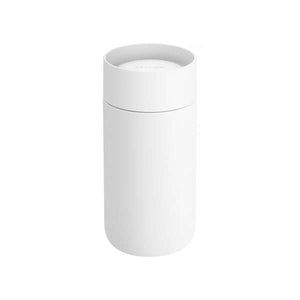 Mug da viaggio Fellow Carter Move bianco da 355 ml con coperchio chiuso