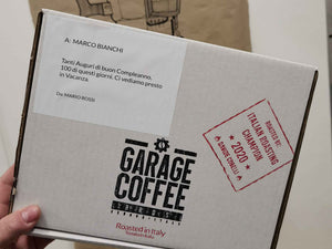 Scatola Garage Coffee Bros con adesivo di auguri personalizzato e timbro Italian Roasting Champion 2020